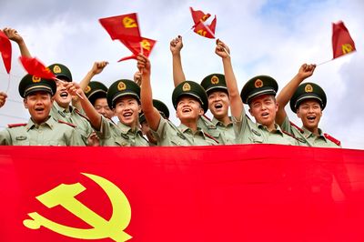 向黨深情告白，官兵與黨旗合影